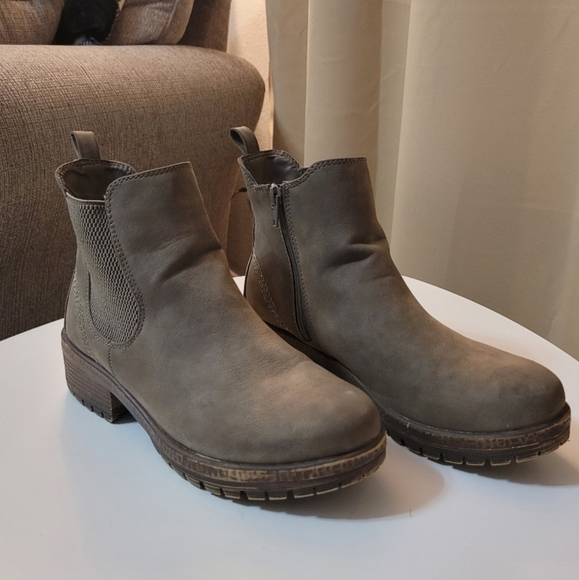 Maurices Anna Chelsea Gray Ankle Booties Size 8.5 - Picture 3 of 7